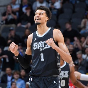 开云体育APP-生日夜35+18对飚约基奇！文班百场里程碑载入史册